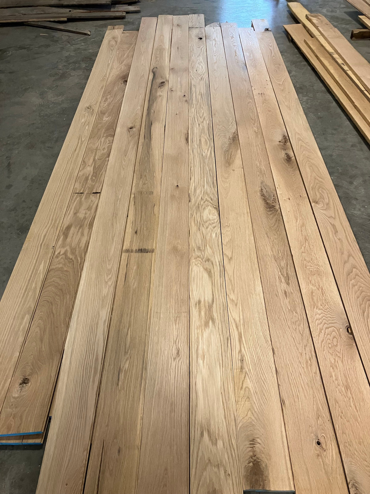 Character grade white oak boards with natural knots - Charlotte Lumber